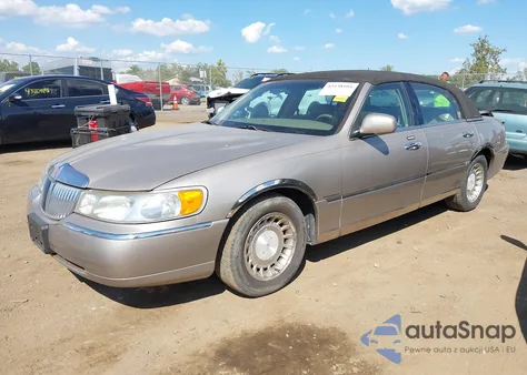 2001 Lincoln Town Car Executive из США, поврежденный, VIN 1LNHM81W71Y709953
